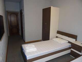 Отель Citrus 1 Пицунда Двухместный номер с 2 отдельными кроватями и собственной ванной комнатой-2